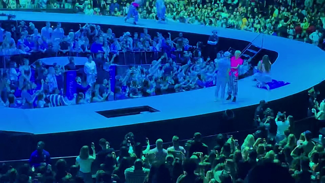 Side to Side/bloodline - Ariana Grande live at the STAPLES Center