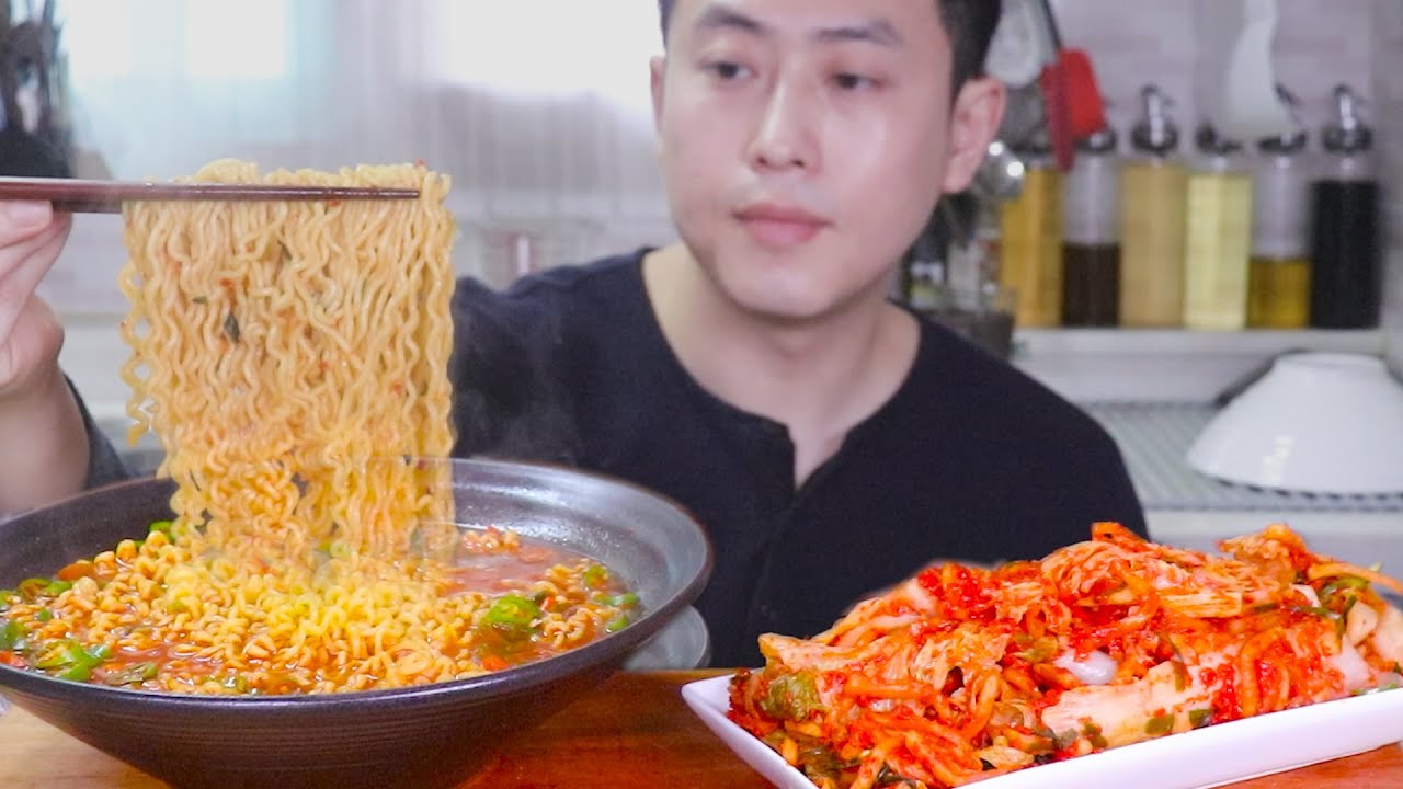 Рамэн с большим количеством зеленого перца и кимчи от мамы ASMR REAL SOUND EATING SHOW MUKBANG