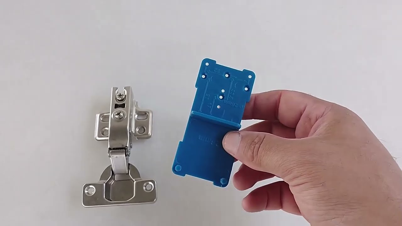 Como usar gabarito de plástico para colocar dobradiça em armário (dobradiça caneco)