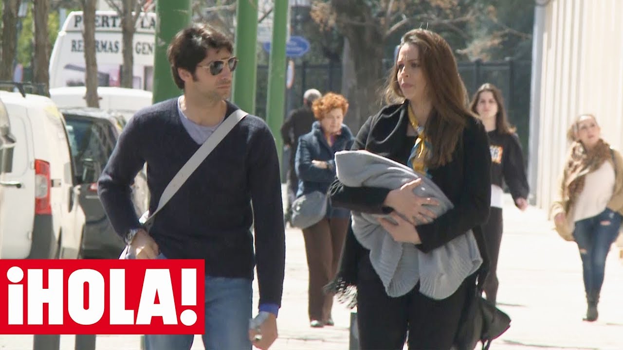 Los primeros paseos de EVA GONZÁLEZ y CAYETANO RIVERA con su hijo
