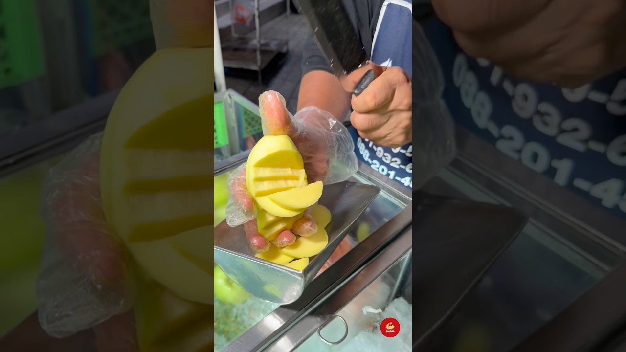 Mango Cutting Skills on Display at A Lively Night Market 🥭✨