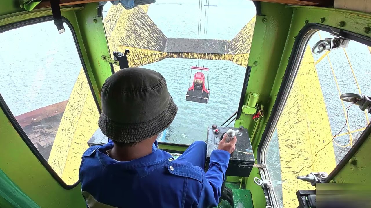 Баржа разгружает судно на судно /// БАРЖА 7500 ТОНН УГЛЯ