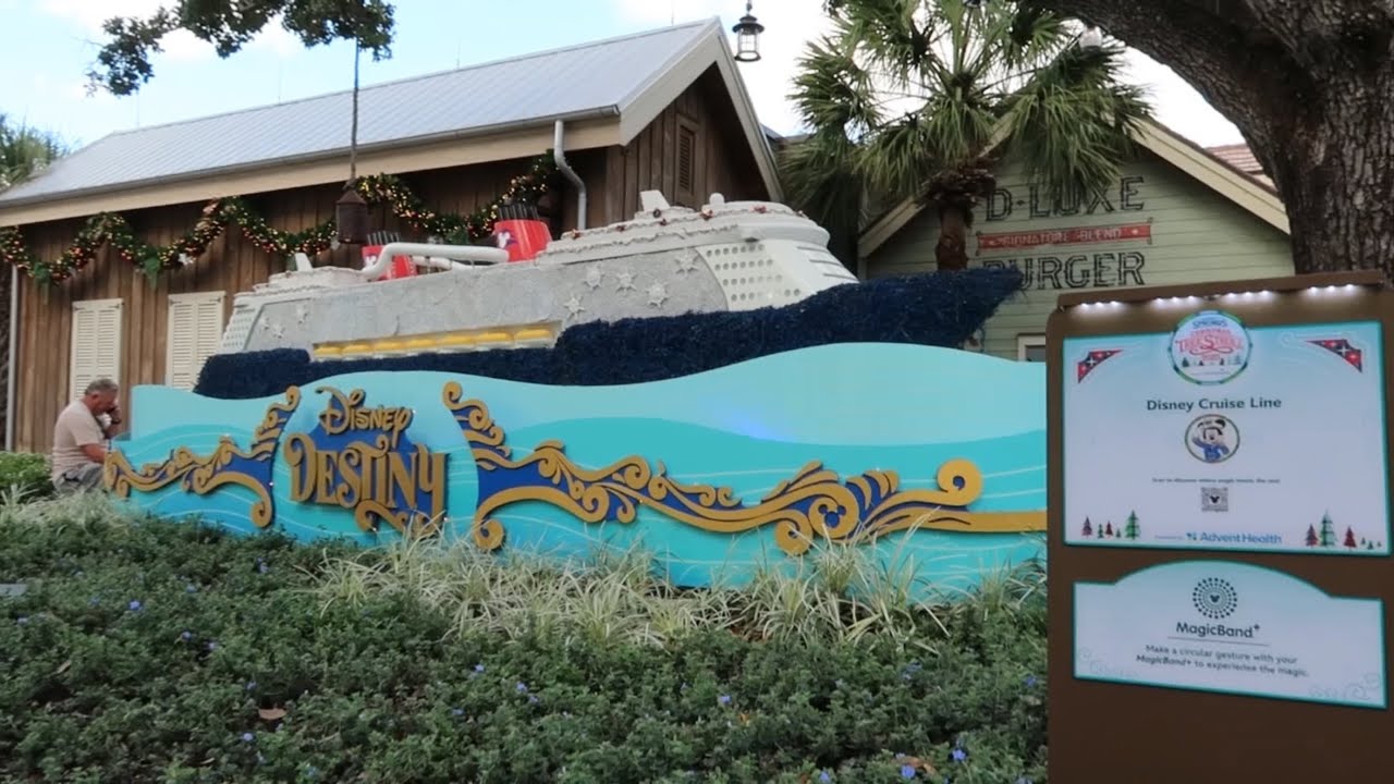 Árvores de Natal do Disney Springs durante o dia 