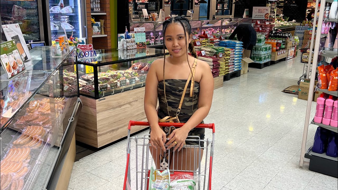 Thai girl Nan takes me grocery shopping , 🛒 How expensive is it shopping in Thailand? 🇹🇭