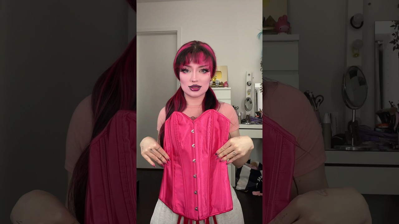 get dressed with draculaura 🦇