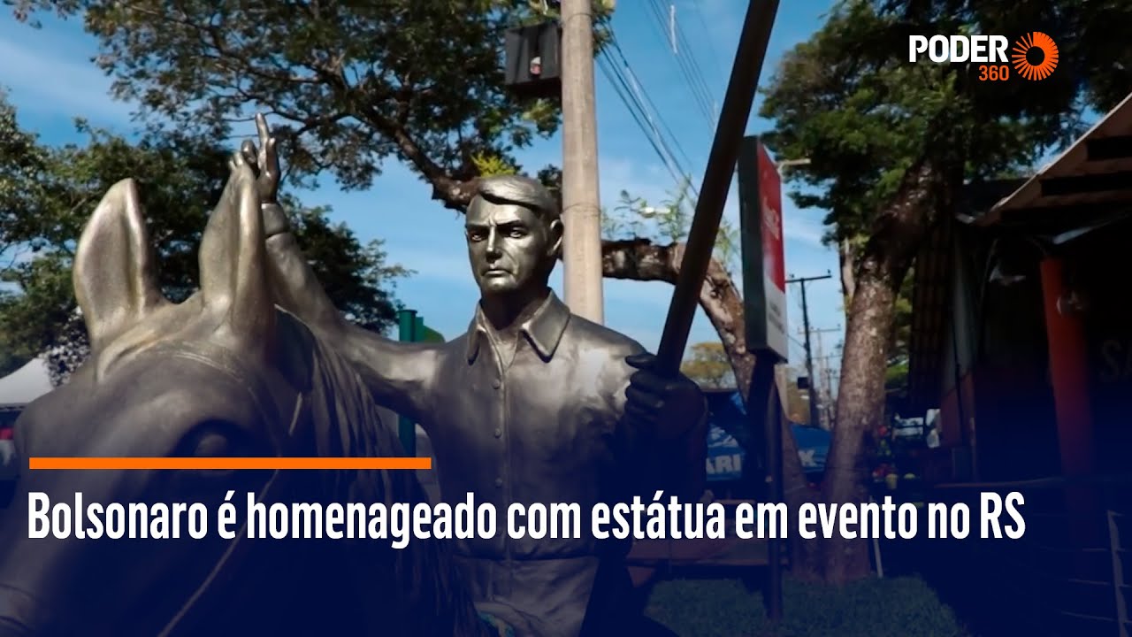 Bolsonaro é homenageado com estátua em evento no RS