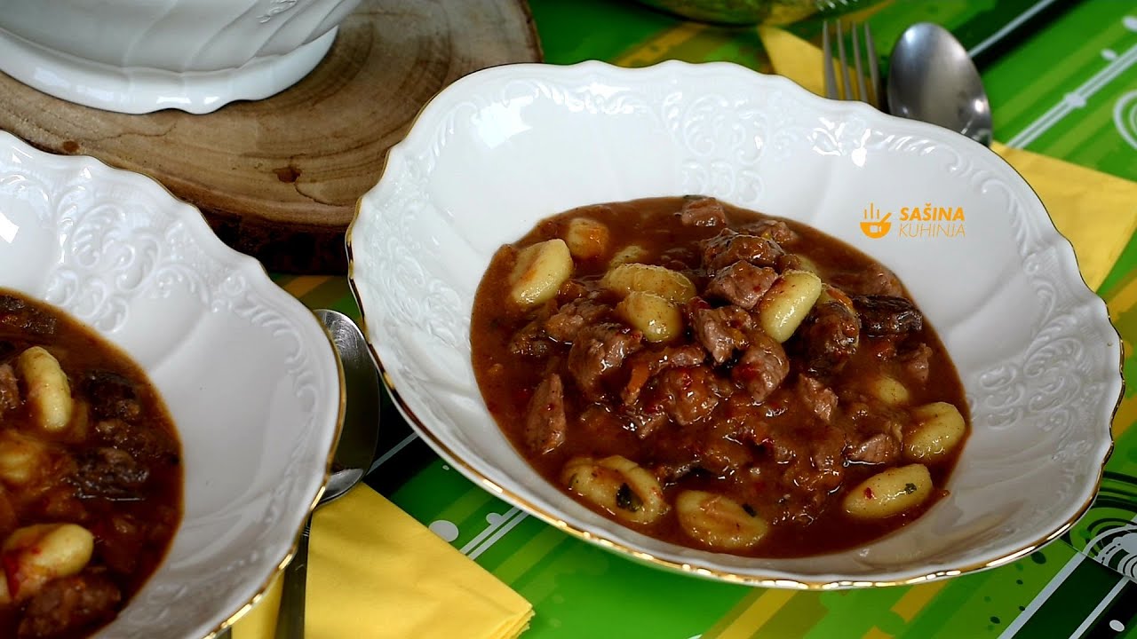 Gula&scaron; s njokima dvije vrste mesa junetina i svinjetina - Sa&scaron;ina kuhinja