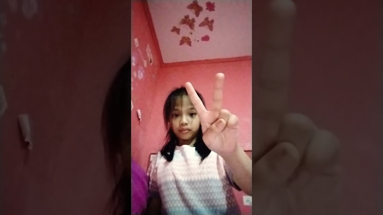 Gabriela hands tutorial don't mind my face at the start and on my wrist is just ink lol