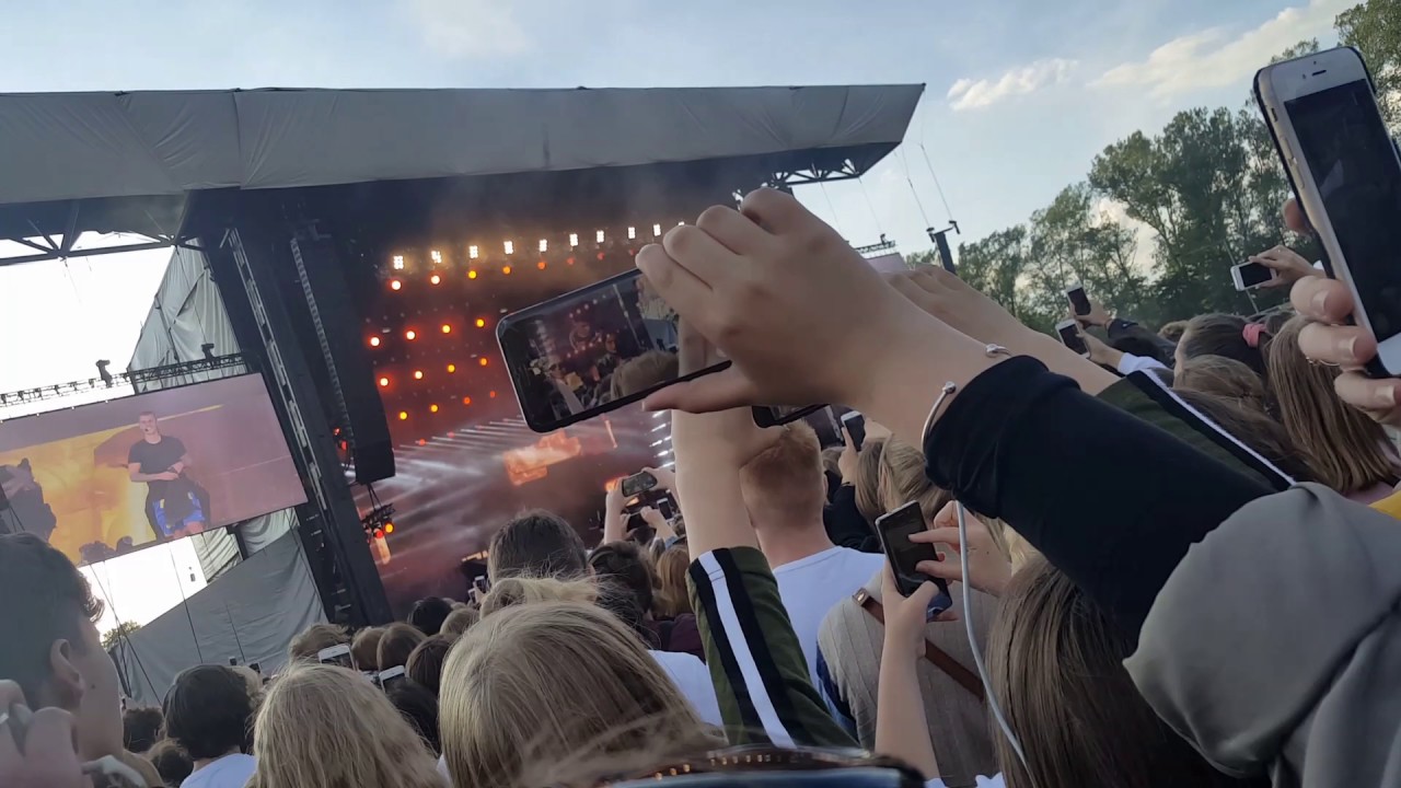 Justin Bieber concert Aarhus, Denmark. June 5th DANCING WITH FANS IN THE STAGE