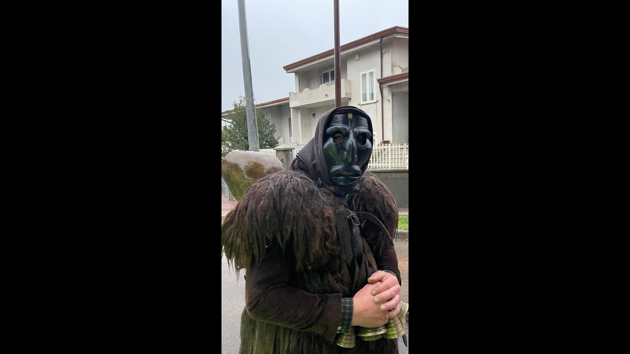 Mamoiada Gennaio 2025 - tra il sacro ed il profano Fuochi di San Antonio e Mamuthones