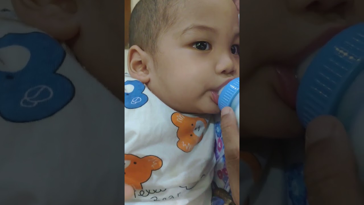 Dhanesa, usia 356 hari, minum susunya lahap bangat.