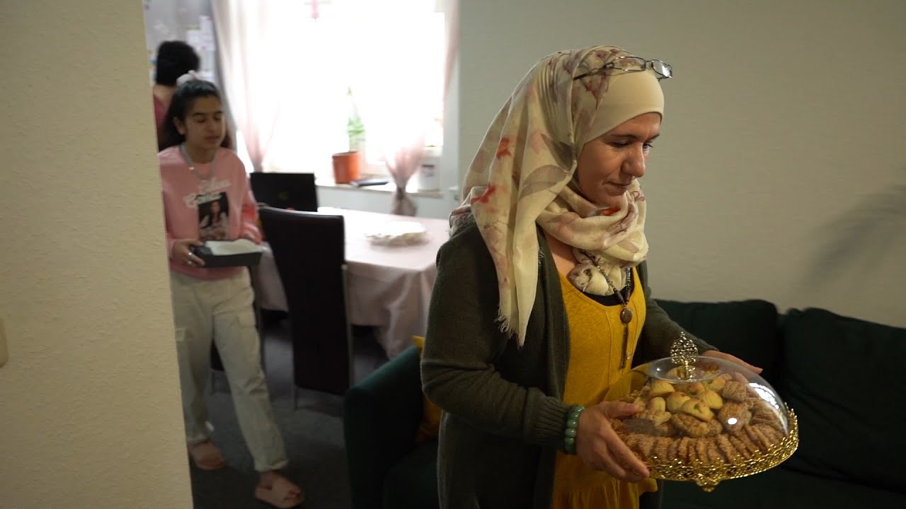 العيد في بلاد اللجوء.. تمسك بالعادات وبهجة للأطفال | لم الشمل
