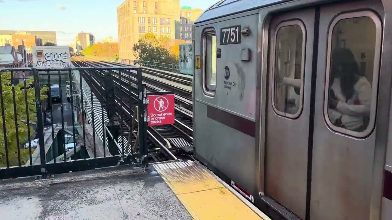 IRT Jerome Avenue: (4) Train at Fordham Road