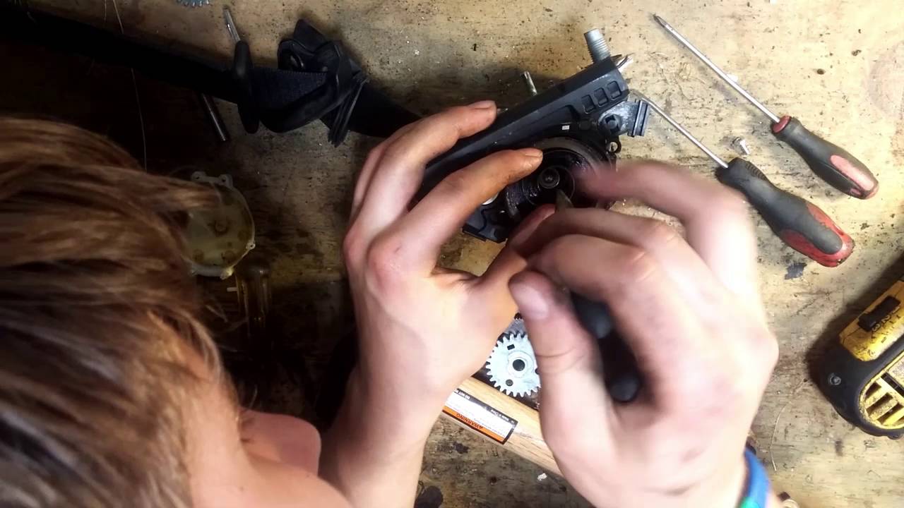 How to fix and repair a jammed seatbelt from a collision. Mercedes GL