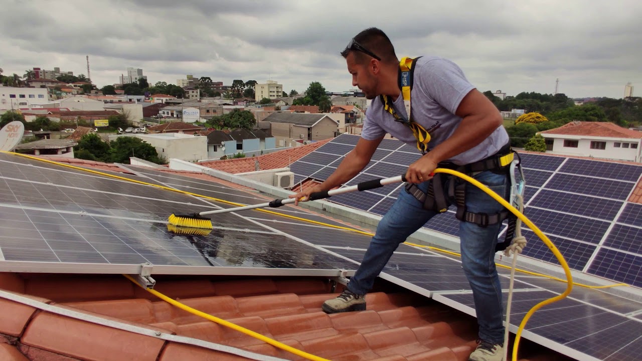 Limpeza de painéis solares.