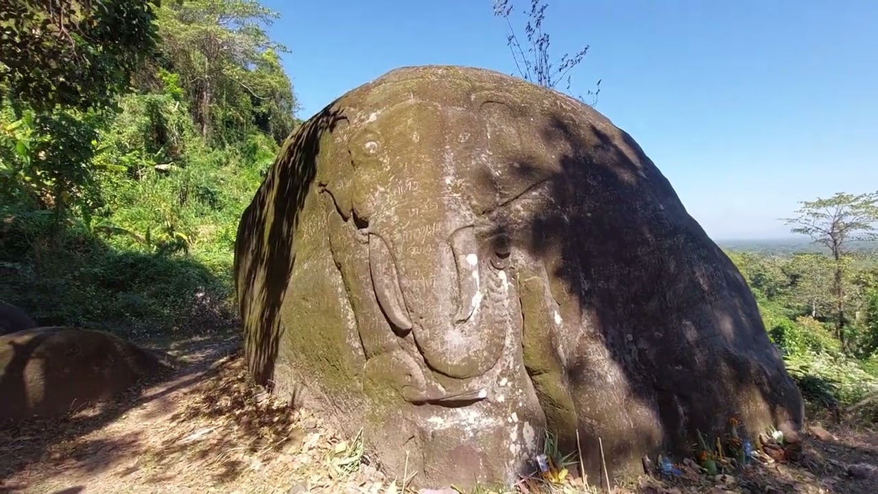 왓푸 사원(Wat Phou)은 라오스 남부 참파삭주에 위치한 고대 크메르 제국의 사원.