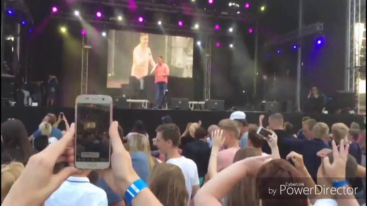 Thomas Oudshoorn zingt: Het Kleine Cafe aan de haven.