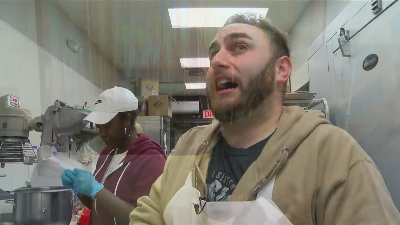 Elsie's Plate & Pie bakes over 1000 pies for Thanksgiving