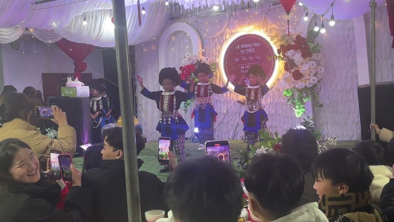 Các bé đi giữa trời rực rỡ