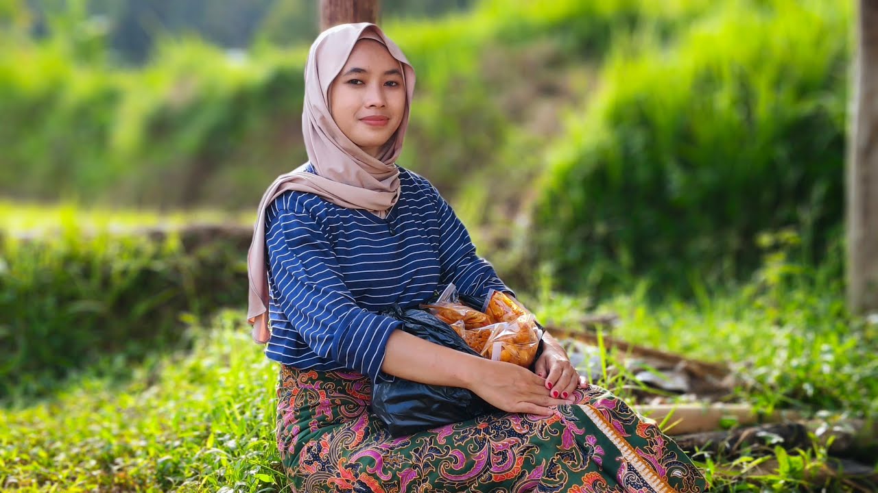 GADIS ATAU JANDA DESA ??! RELA JUALAN SEBLAK KERING  BANTU BEROBAT MAMAH