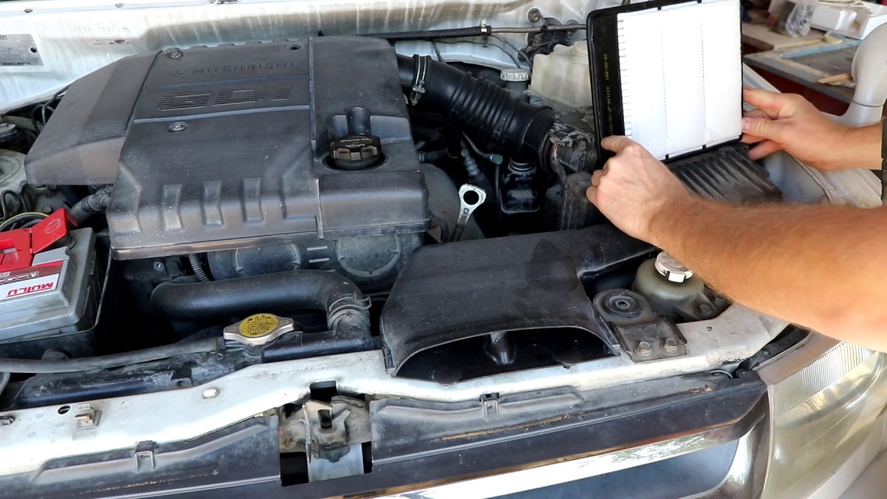 Замена воздушного фильтра на Mitsubishi Pajero IO.