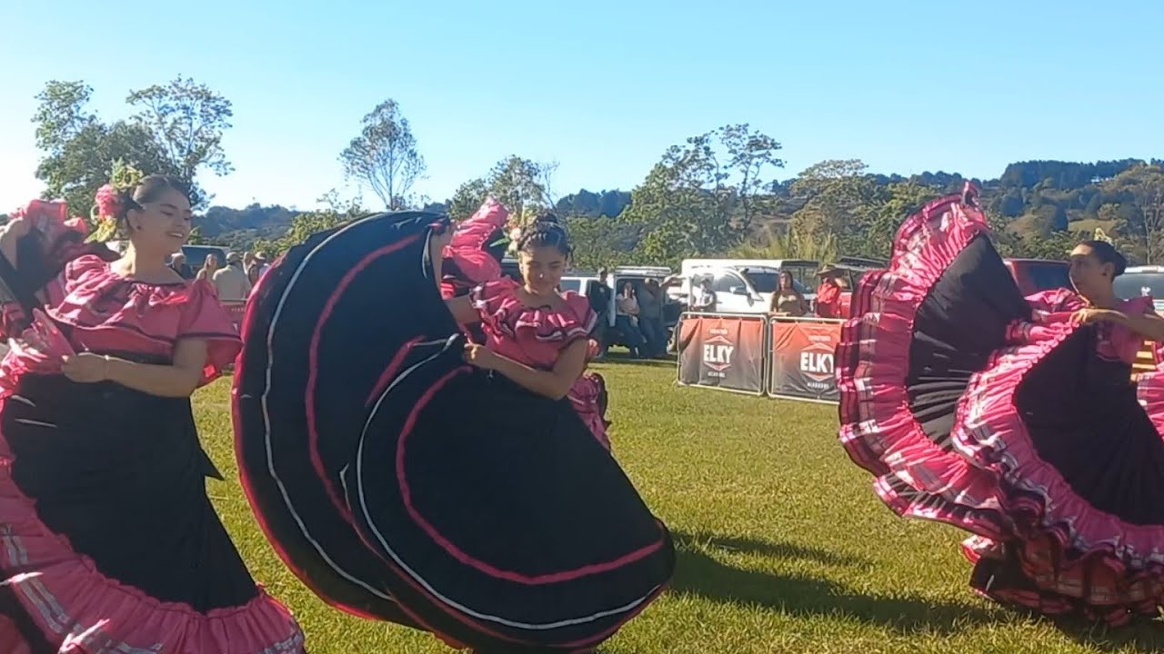 Grupo folklórico Renacer, presentación en Lourdes de Cirrí de Naranjo.  Fiesta patronal 