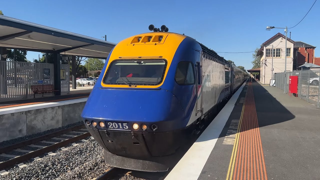 XPT XP2015 & XP2007 Arriving & Departing Wangaratta Station from Sydney to Melbourne