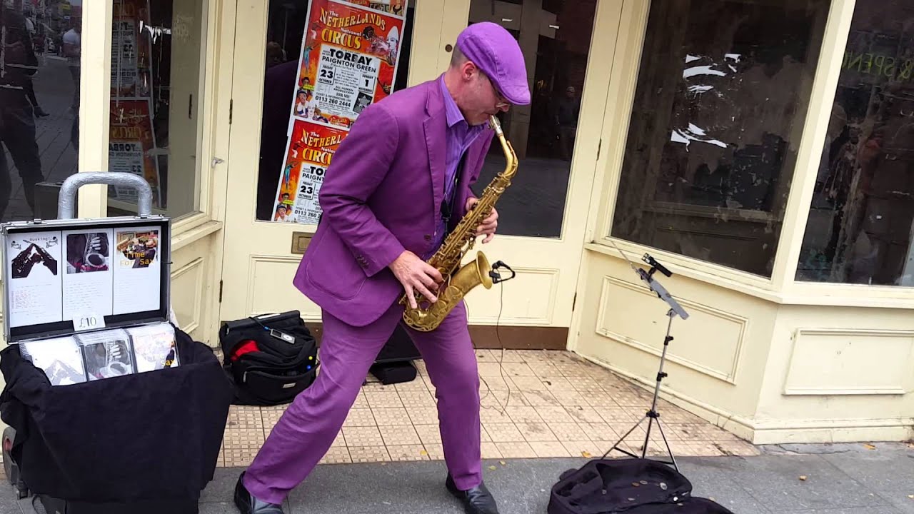 Saxofonista callejero en Exeter