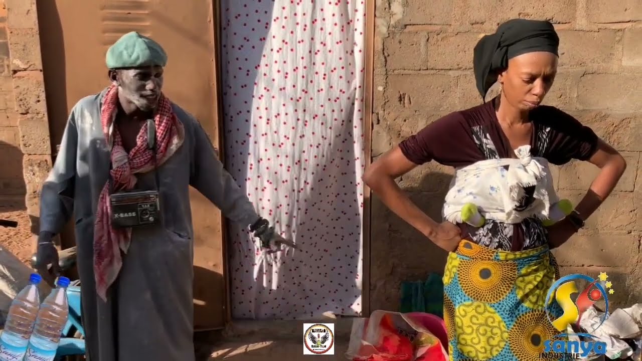 Le fou Woroli et son fils Khassa qui vent le ciment de Sidibe et aller joué du PlayStation