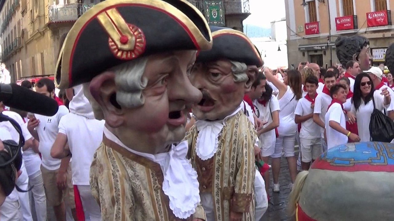 PROCESIÓN DE SAN FERMÍN 2017  Llegada de los kilikis y gigantes al ayuntamiento de Pamplona