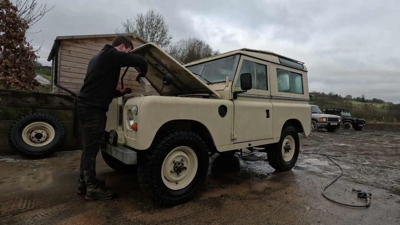 Pressure Washing Classic Land Rover - Timelapse Before & After