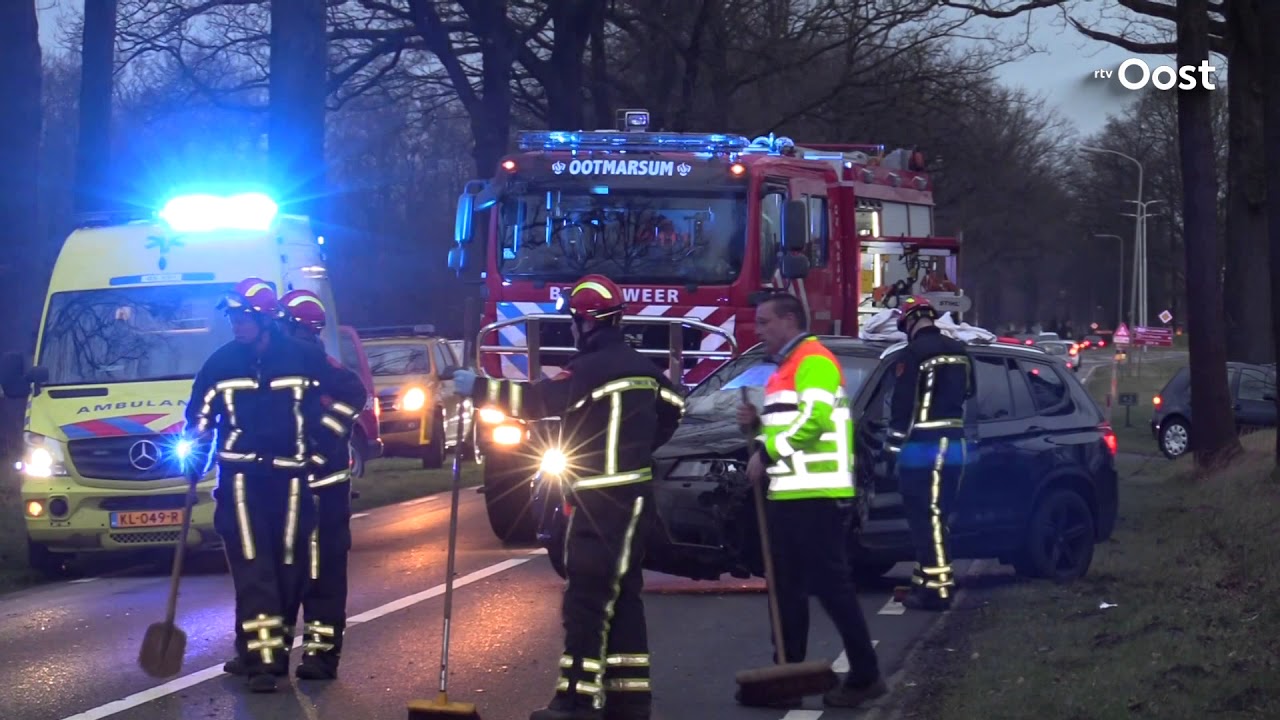 Frontale botsing op weg tussen Ootmarsum en Rossum, weg dicht