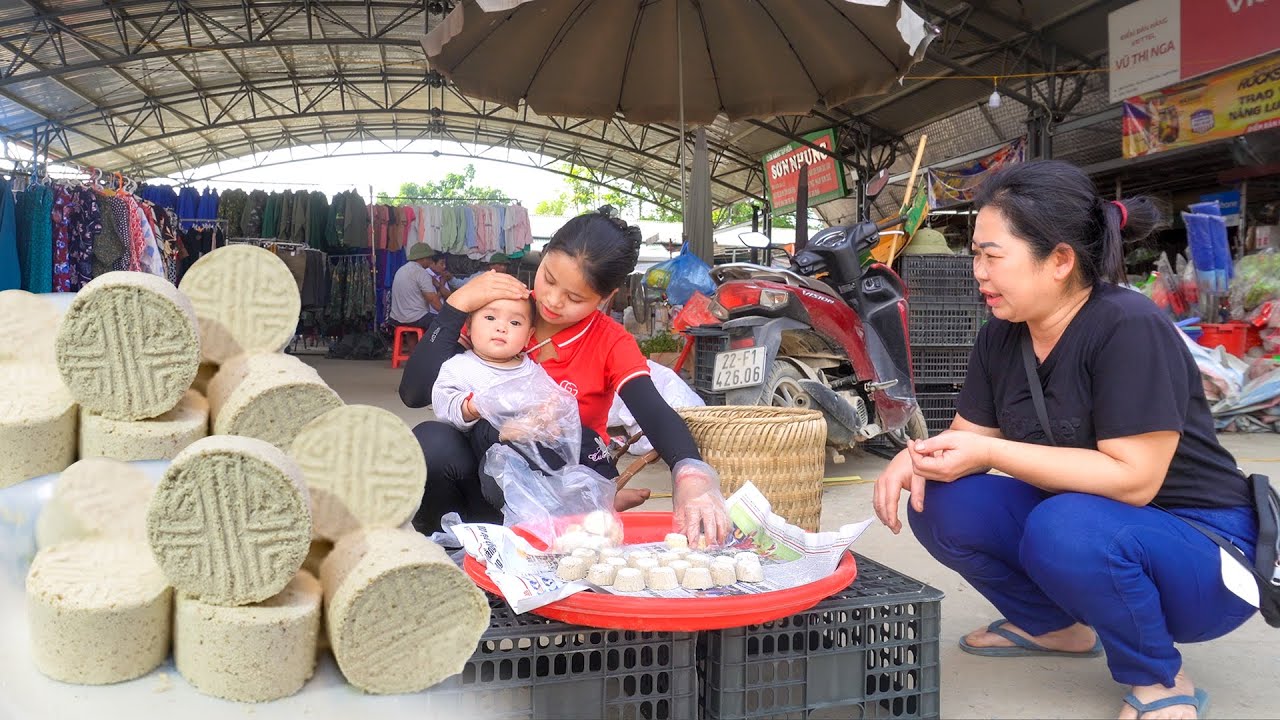 16-летняя мать-одиночка печёт традиционные рисовые лепёшки для продажи на сельском рынке. Lý Tiểu...