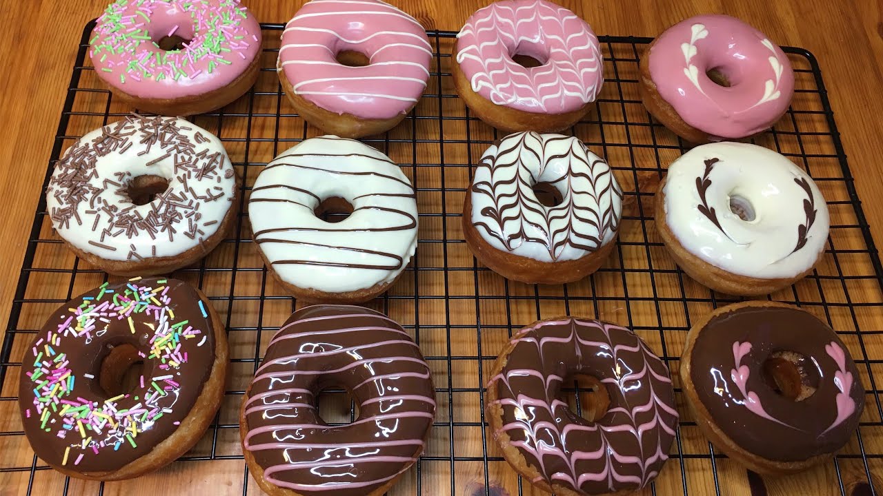 Jinsi ya kupika donat laini za kupamba na chocolate