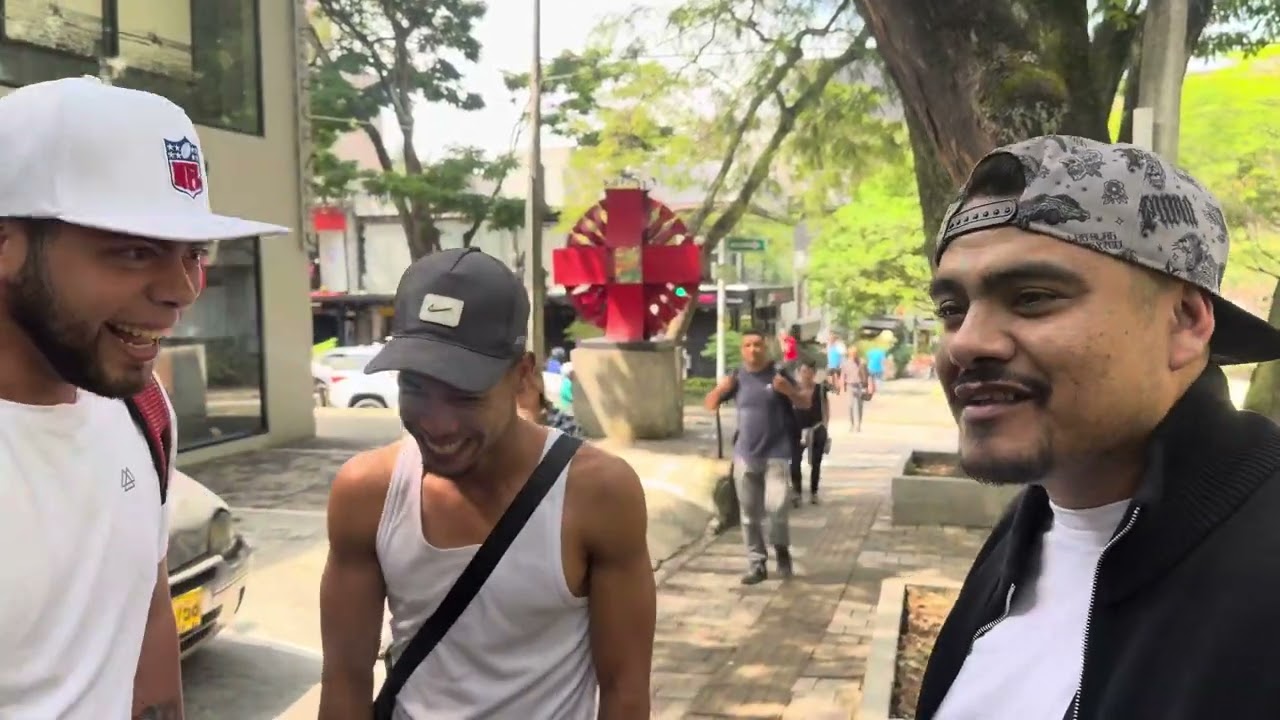ACZINO IMPROVISA CON ARTISTAS CALLEJEROS DE MEDELLIN - STREETH FREESTYLE 