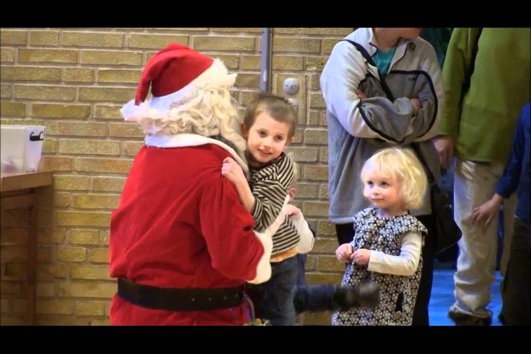 Cecilie synger Sankta Lucia og julehygge.