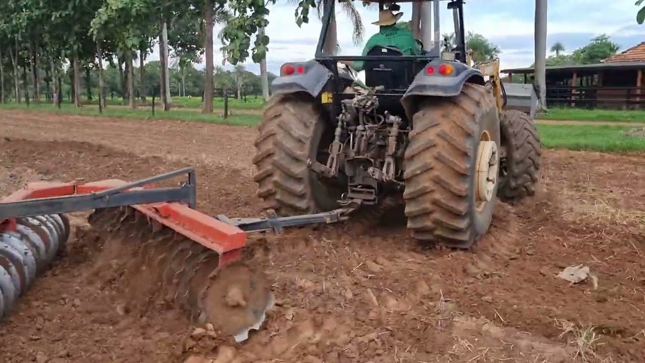 CADA OPERADOR TRABALHA DE UM JEITO! BM125 na niveladora de arrasto