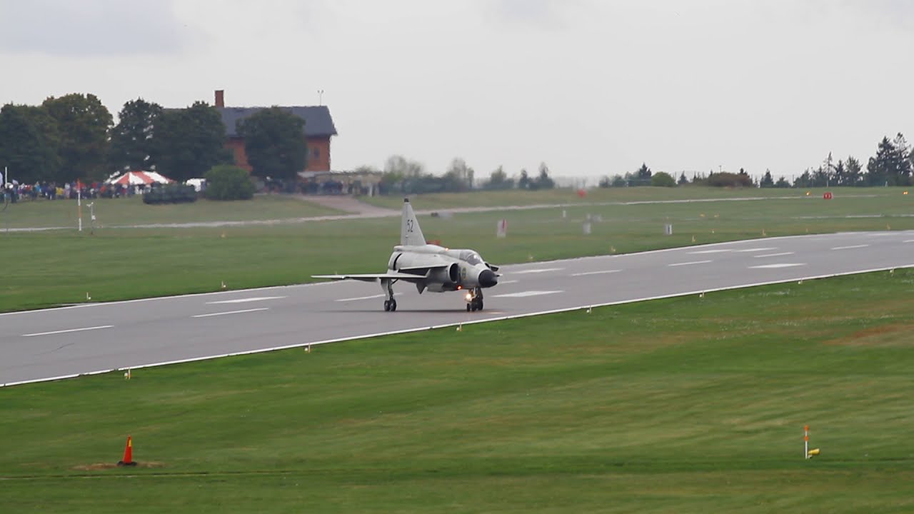 AJS37 Viggen short field performance with 3 point turn