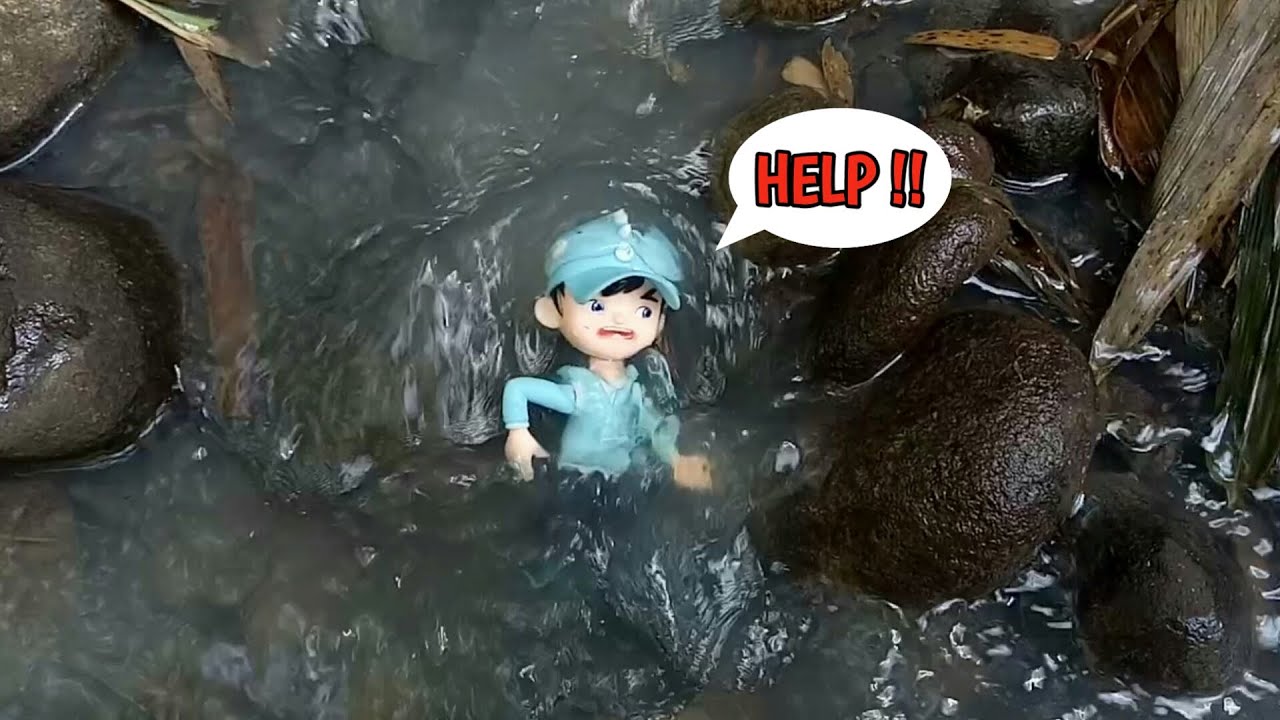 Menemukan Mainan Boboiboy Hanyut di Sungai