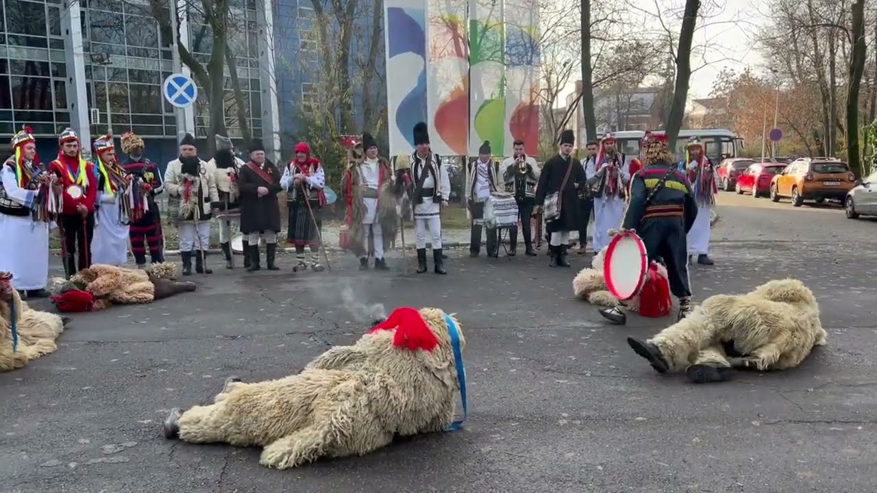 Ansamblul Folcloric „Străjerii” din Suceava – Jocul ursului în curtea TVR