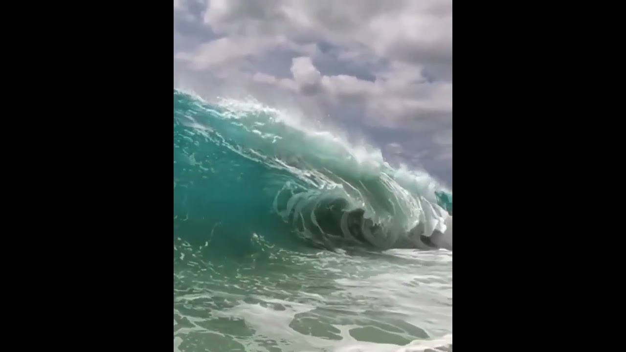Когда огромная волна приближается к берегу.
