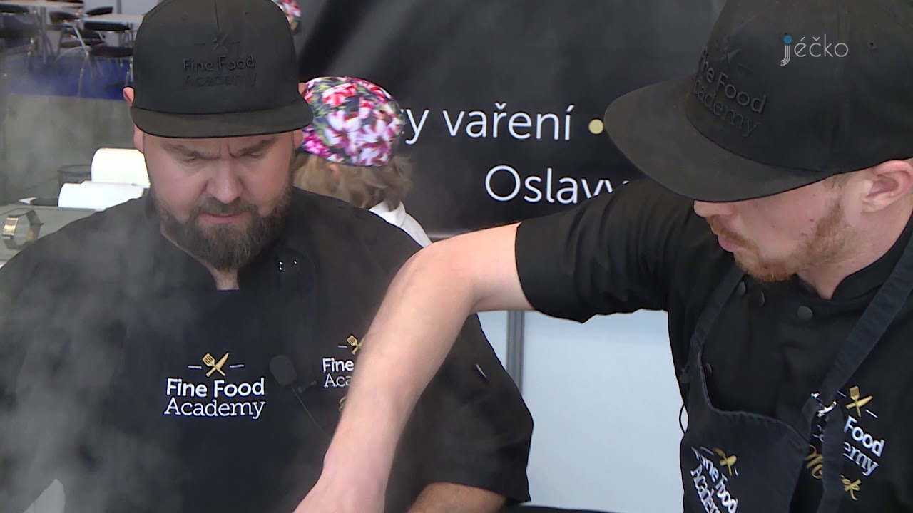Grilovaný filet z lososa, květákové pyré a cuketové soté