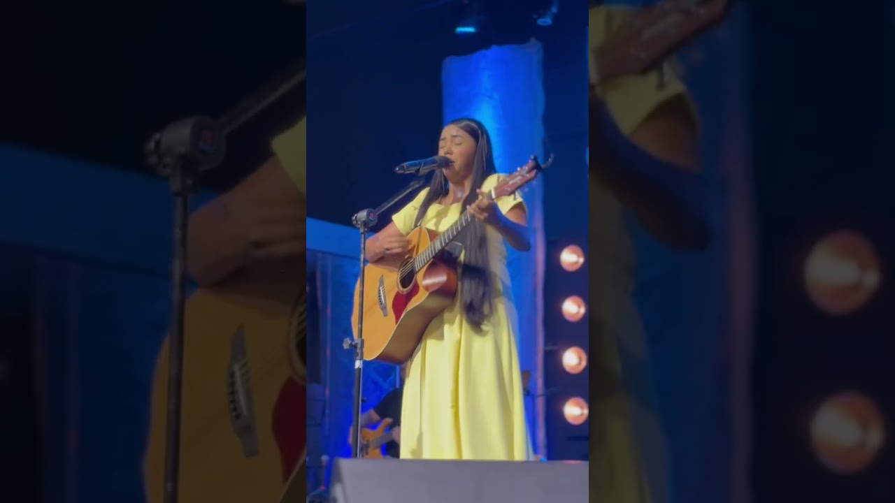 Cantando na Igreja Redenção Plena em Jacarei 