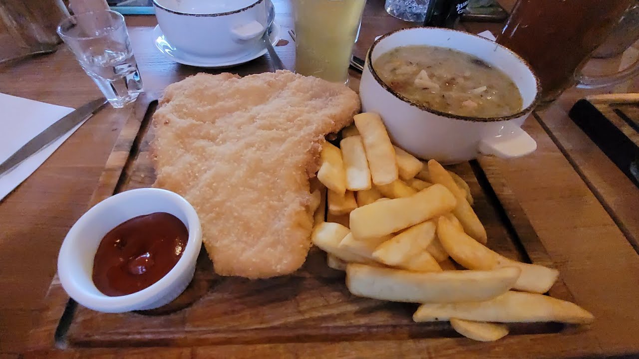 Tak wygląda schabowy z frytkami i kapustą zasmażaną / Burger z grytkami / G&oacute;ralski Browar Zakopane