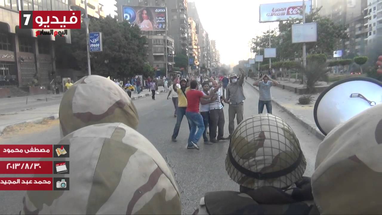 بالفيديو  حوار وطنى بين ضابط جيش وأنصار الإخوان بجامعة الدول لمنع الاشتباكات