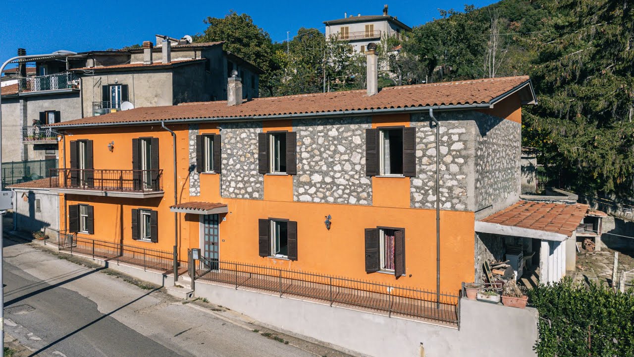 Visita dell'immobile | Cittaducale (RI), Italy | Casale su due piani con magazzini, garage e terreno