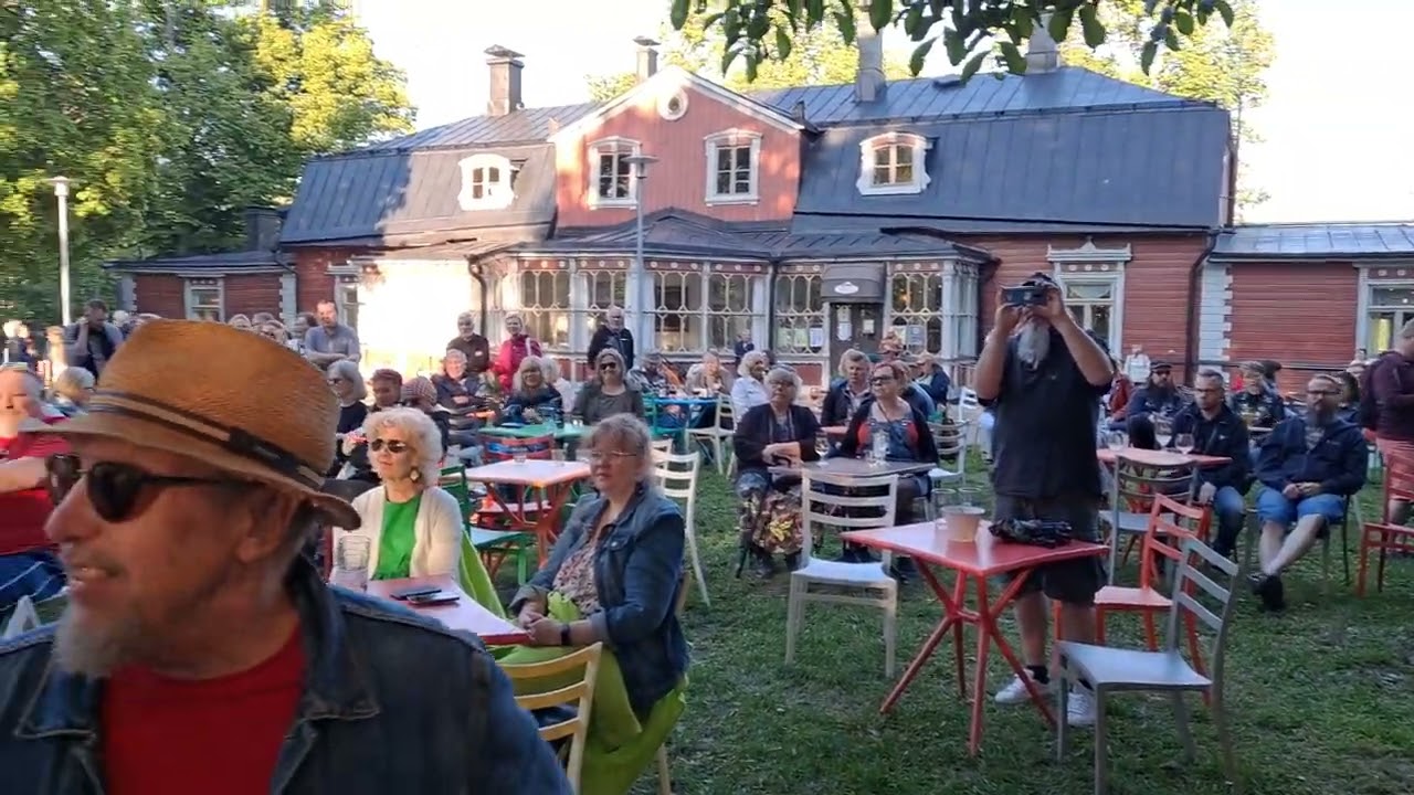 Remu Aaltonen & Ihanat miehet rannalla. Puotilan Kartanolla 20.6.2022