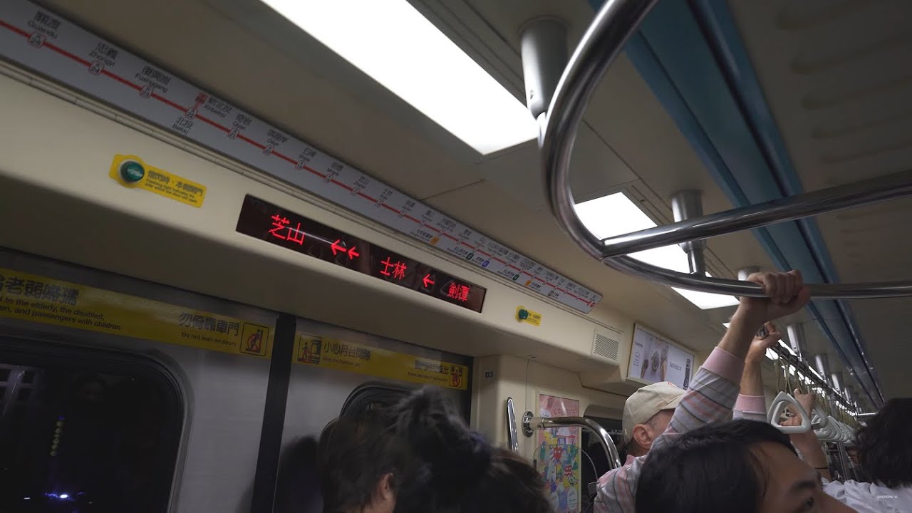 Taiwan, Taipei, arriving with MRT in Shilin + night walk