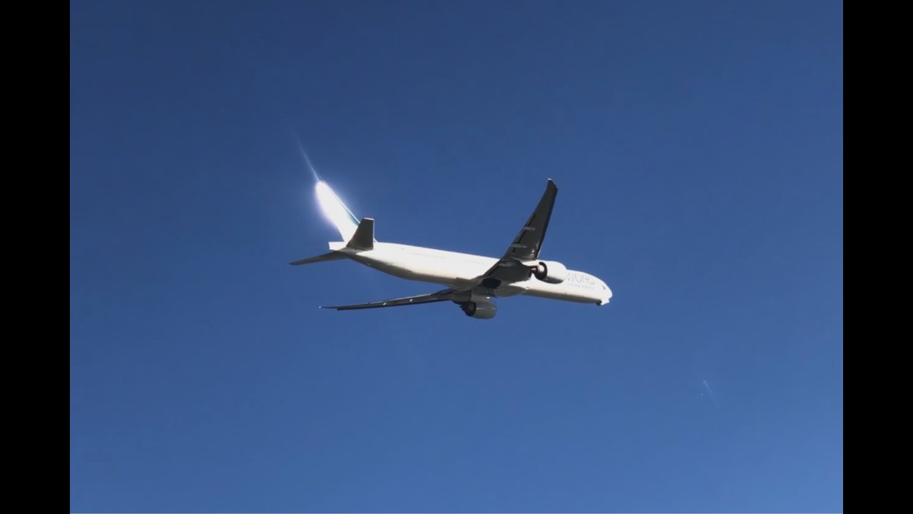 羽田空港 RWY22から離陸する飛行機 (25.05.08 羽田イノベーションシティ 足湯スカイデッキ)