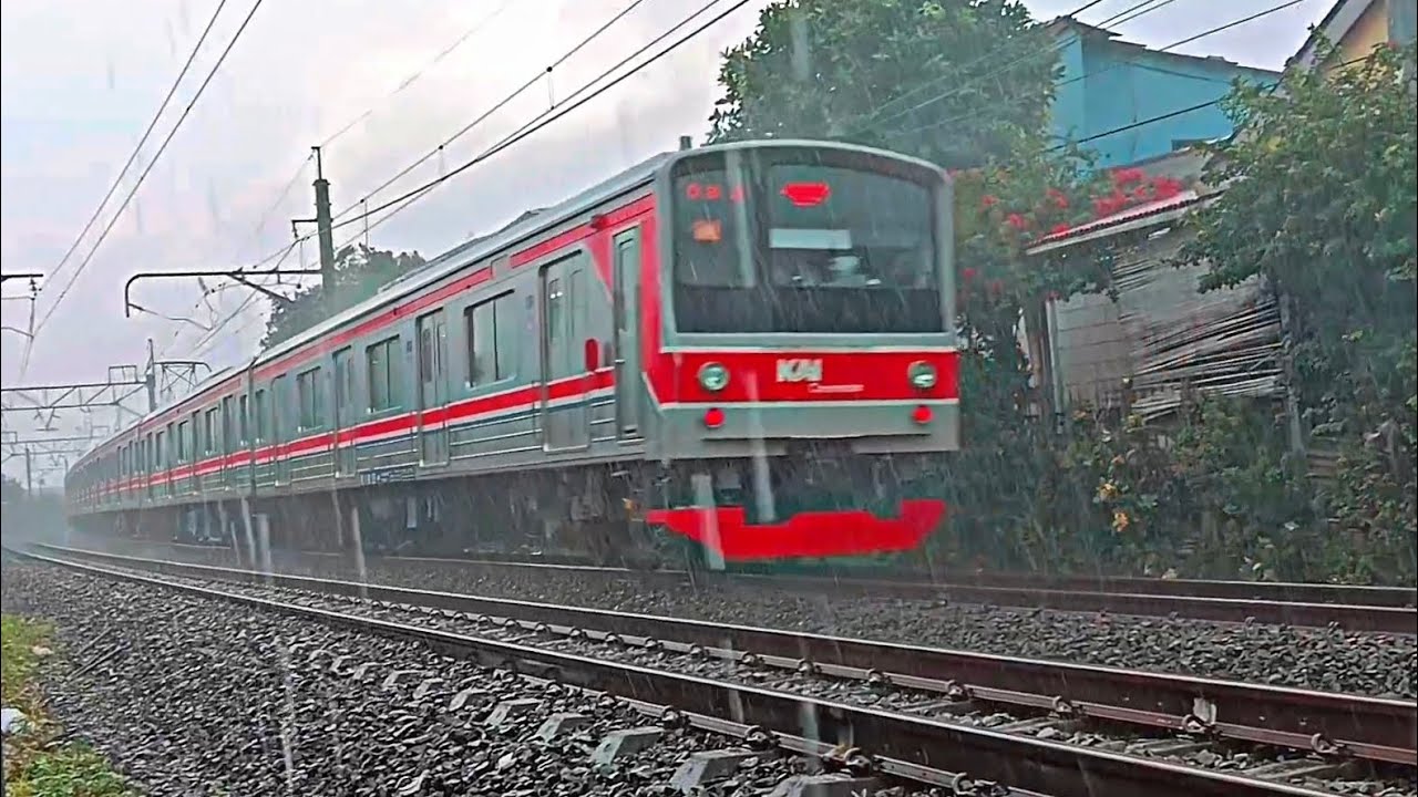 Hunting krl saat hujan lebat mengguyur ada JR 205 - Inka CLI 225 - CRRC